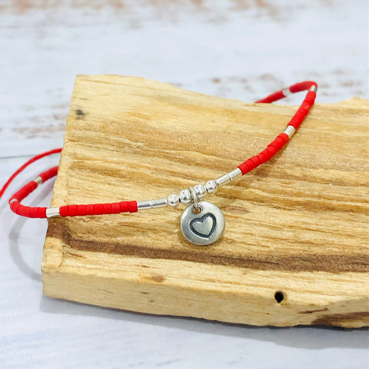 Pulsera mostacillas rojas Corazón tallado